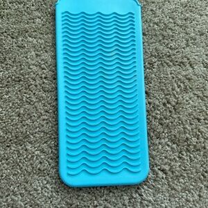 Amazon Essentials Aqua silicone hair tools mat